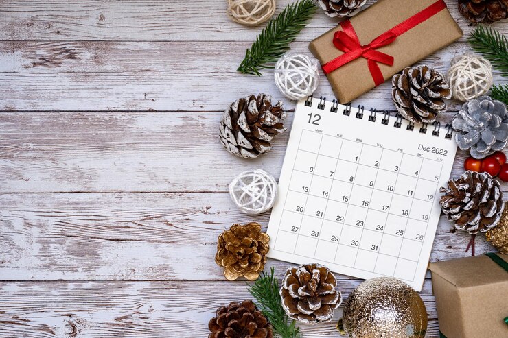 Foto weihnachtsgeschenkbox, ein kalender und ornamente.