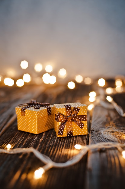 Weihnachtsgeschenkbox gelegt auf einen Holztisch