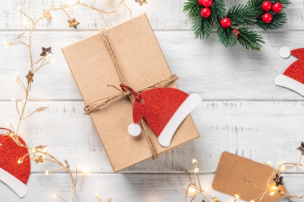 Weihnachtsgeschenkbox in Bastelpapier eingewickelt