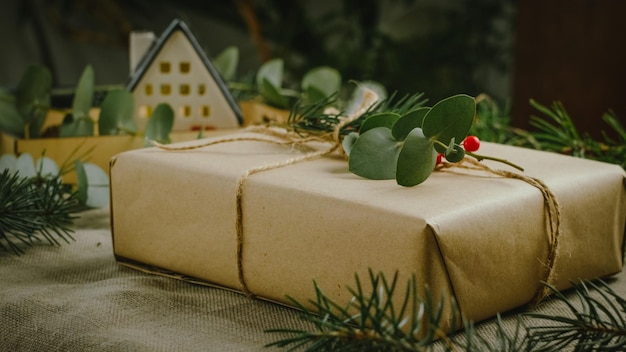 Weihnachtsgeschenkbox in braunes Papier gewickelt Umweltfreundliche Weihnachtsgeschenkverpackung