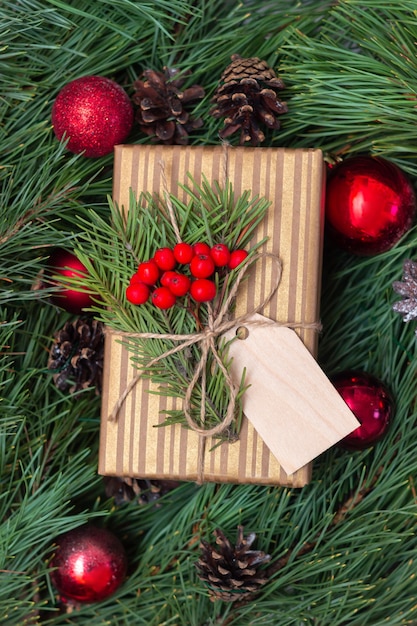 Weihnachtsgeschenkbox in einer Bastelverpackung mit einem Ast eines Tannenbaumholzrohlings für Grußtext