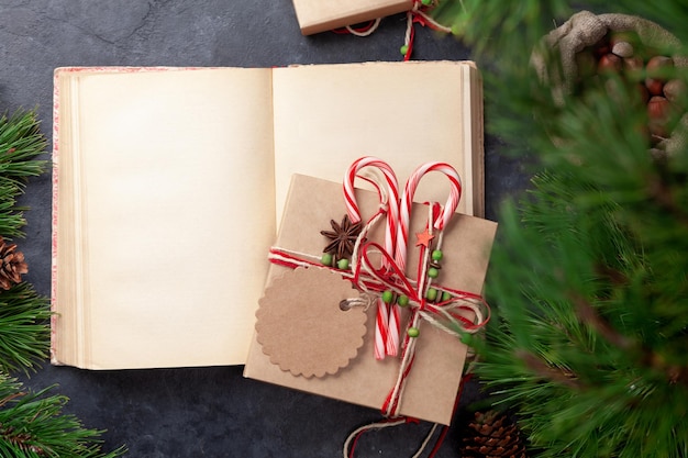 Weihnachtsgeschenkbox mit Basteldekor und Vintage-Buch