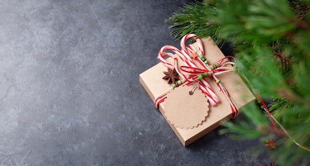 Weihnachtsgeschenkbox mit Basteldekor