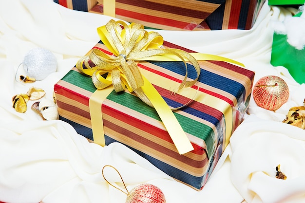 Weihnachtsgeschenkbox mit Dekoration