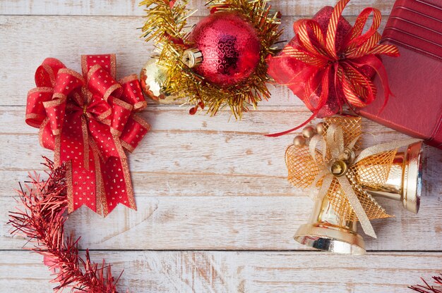 Weihnachtsgeschenkbox mit Dekorationen und Farbball auf weißem Holz der Weinlese