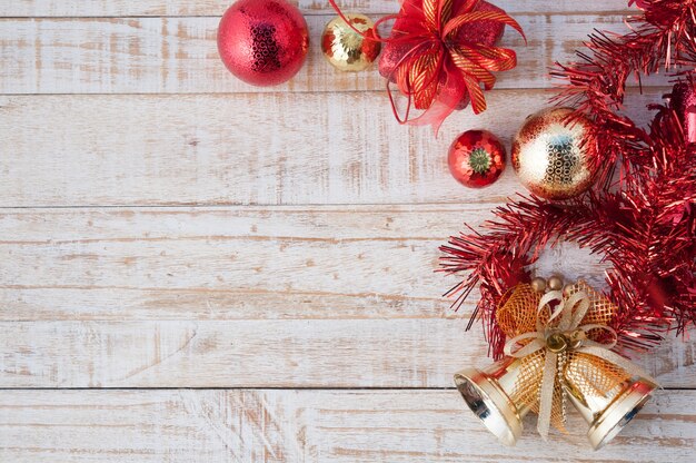 Weihnachtsgeschenkbox mit Dekorationen und Farbball auf weißem Holz der Weinlese