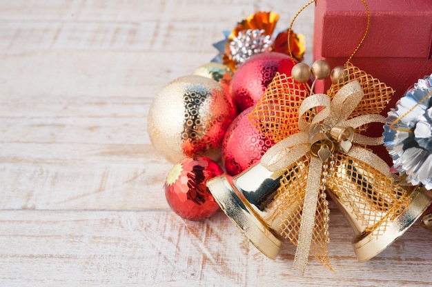 Weihnachtsgeschenkbox mit Dekorationen und Farbball auf weißem Holzhintergrund der Weinlese