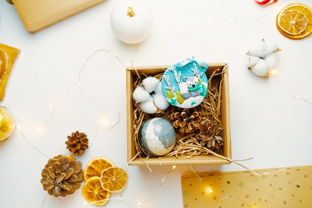 Weihnachtsgeschenkbox mit Souvenir aus Fimo Zapfen getrocknete Orangen Girlande und Bastelverpackung...