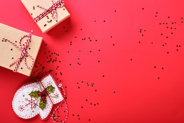 Weihnachtsgeschenkbox. Neujahr oder Weihnachten flach Draufsicht Weihnachtsfeiertag Dekoration rotes Papier Hintergrund mit Exemplar. Vorlagenmodell Grußkartentextdesign