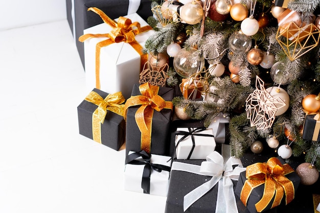 Weihnachtsgeschenkbox schwarz orange und weiße Farbe auf weißem Boden mit Kopierraum