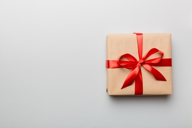 Weihnachtsgeschenkbox über farbigem Hintergrund Draufsicht Kopieren Sie Platz für Design