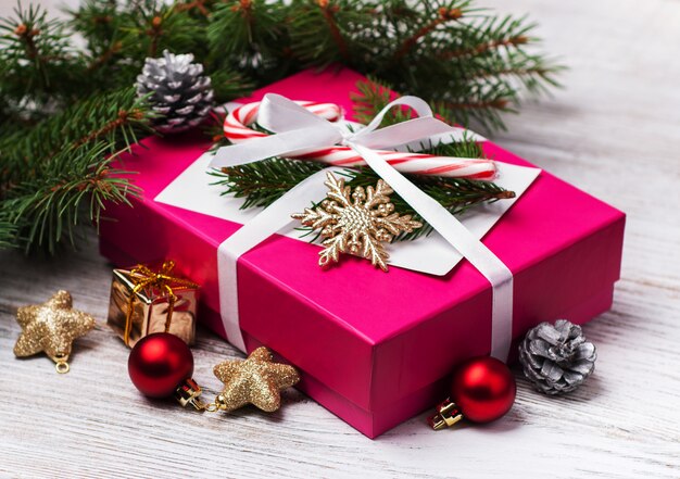 Weihnachtsgeschenkbox und -dekorationen