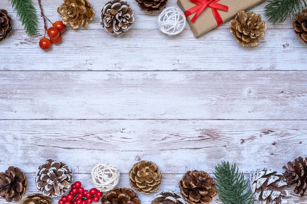 Weihnachtsgeschenkbox und Ornament.