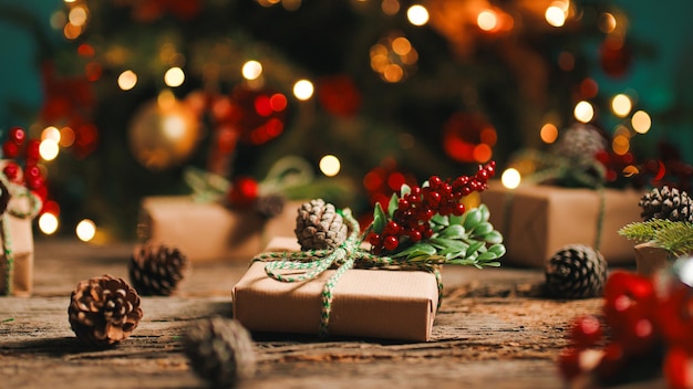 Weihnachtsgeschenkbox unter Baum