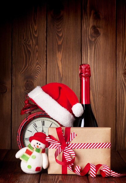 Weihnachtsgeschenkbox Wecker und Champagner