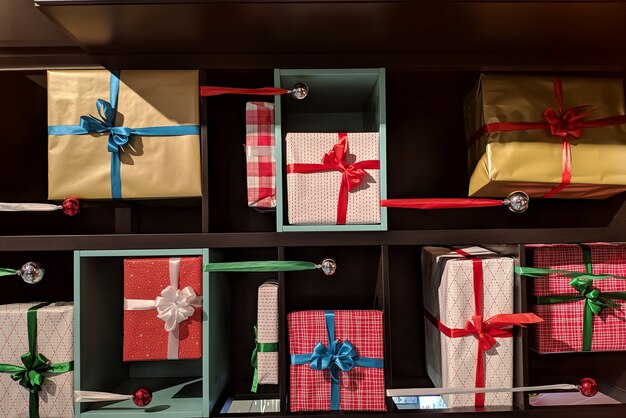 Weihnachtsgeschenkboxen auf weißem Hintergrund
