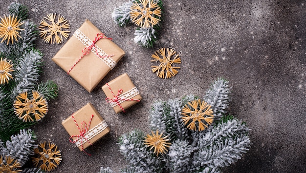 Weihnachtsgeschenkboxen im Kraftpapier