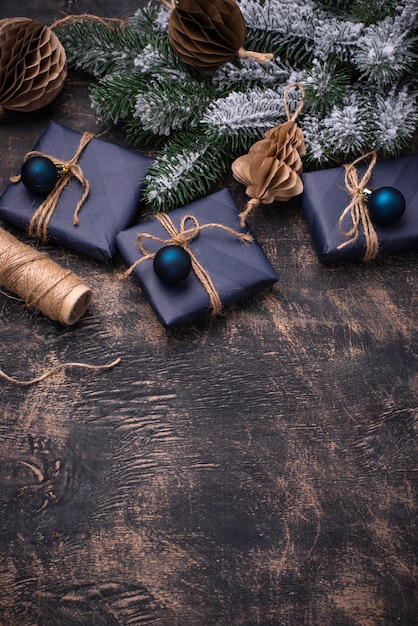 Weihnachtsgeschenkboxen in blauem Papier