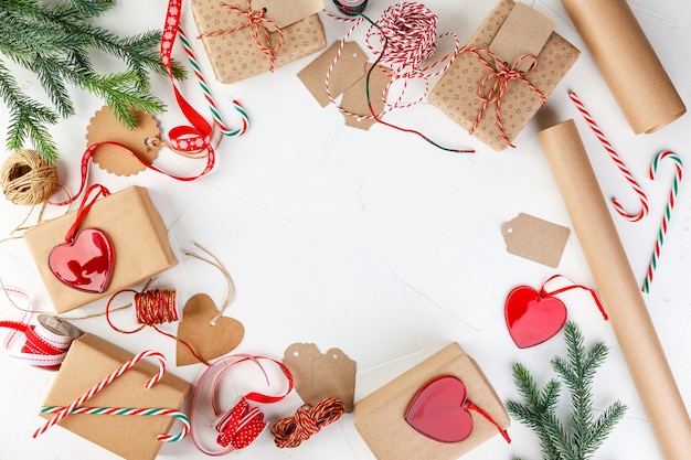 Weihnachtsgeschenkboxen in Kraftpapier verpackt. Weihnachtsgeschenke in Bastelpapier verpacken. Flach liegen. Ansicht von oben.