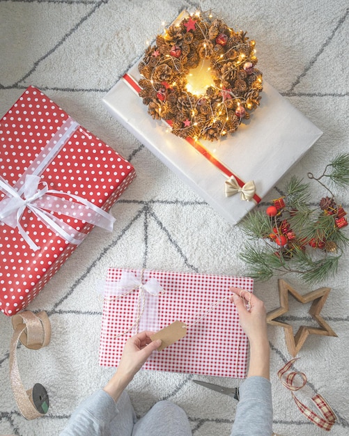 Weihnachtsgeschenkboxen in rotem Papier eingewickelt, die sich auf die Feiertage vorbereiten