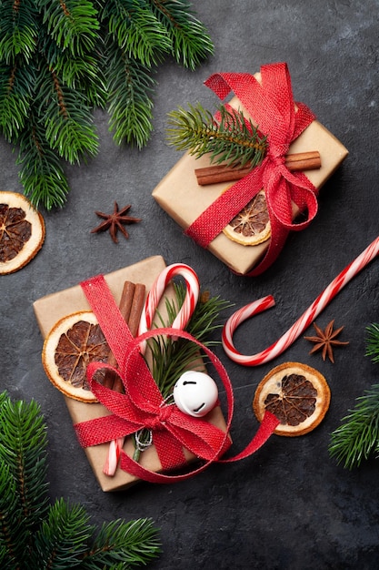 Weihnachtsgeschenkboxen mit Basteldekor