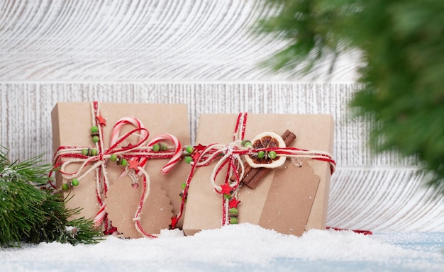 Weihnachtsgeschenkboxen mit Dekor