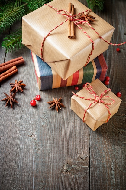 Weihnachtsgeschenkboxen mit Dekoration