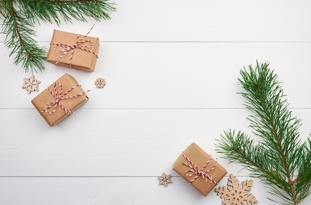 Weihnachtsgeschenkboxen mit Kiefernzweigen auf Weiß