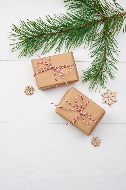 Weihnachtsgeschenkboxen mit Kiefernzweigen auf Weiß