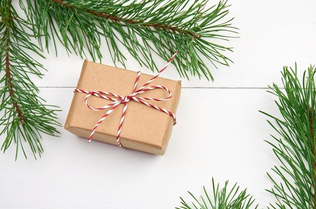 Weihnachtsgeschenkboxen mit Kiefernzweigen auf Weiß