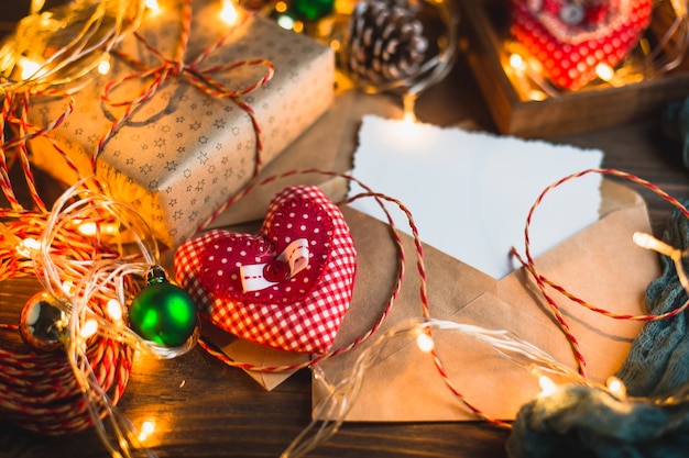 Weihnachtsgeschenkboxen mit Lichtern