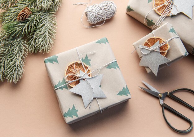 Weihnachtsgeschenkboxen mit Rollen und Dekorationen aus Seilpapier