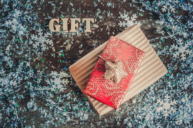 Weihnachtsgeschenkboxen mit Schneeflocken