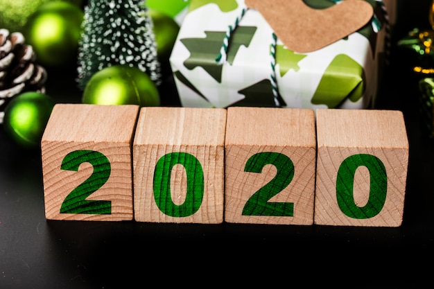 Weihnachtsgeschenkboxen oder Geschenk und Text 2020 in den Holzklötzen