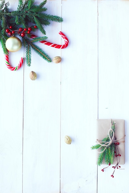 Weihnachtsgeschenkboxen und Tannenzweig auf Holztisch flach legen Shristmas Hintergrund