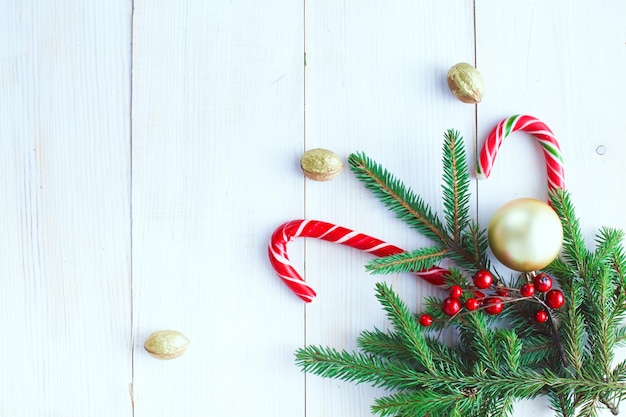 Weihnachtsgeschenkboxen und Tannenzweig auf Holztisch flach legen Shristmas Hintergrund