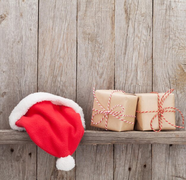 Foto weihnachtsgeschenkboxen und weihnachtsmütze