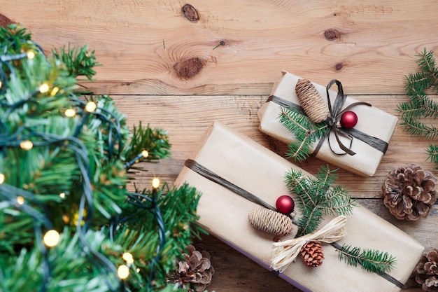 Foto weihnachtsgeschenke auf dem tisch