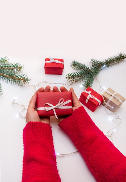 Weihnachtsgeschenke auf dem Tisch