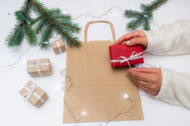 Weihnachtsgeschenke auf dem Tisch