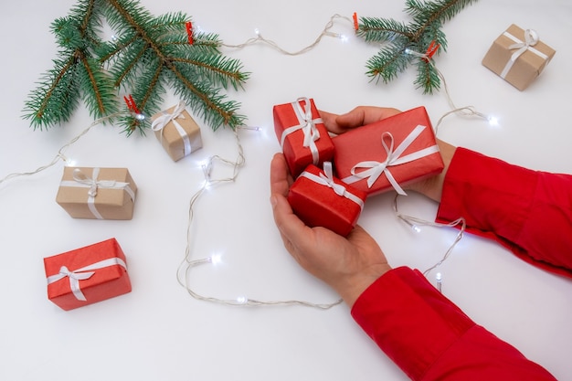 Weihnachtsgeschenke auf dem Tisch