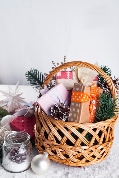 Weihnachtsgeschenke auf hölzernem Hintergrund.