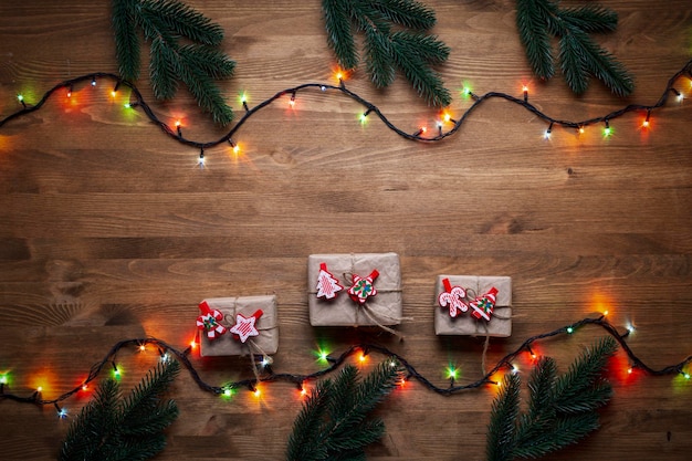 Weihnachtsgeschenke auf Holzgrund im Vintage-Stil