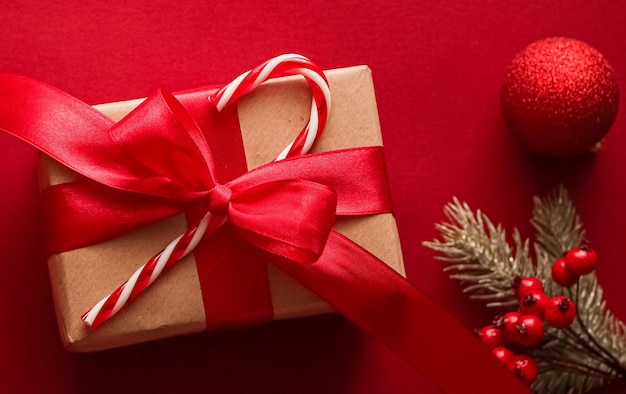 Weihnachtsgeschenke Boxing Day und traditionelle Feiertagsgeschenke flach gelegt Klassische Weihnachtsgeschenkboxen auf rotem Hintergrund verpacktes Geschenk mit festlichen Ornamenten und Dekorationen für Feiertage flachgelegt