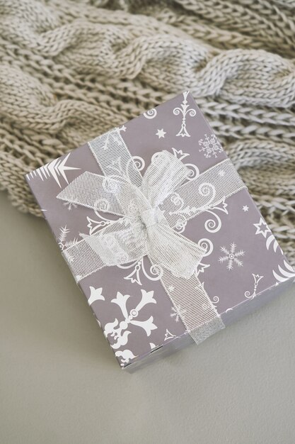 Foto weihnachtsgeschenke, graue strickdecke auf grau