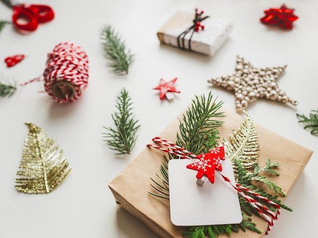 Weihnachtsgeschenke in Handwerkspapier eingewickelt Neujahrsgeschenke festlicher Hintergrund Winterferiengeist
