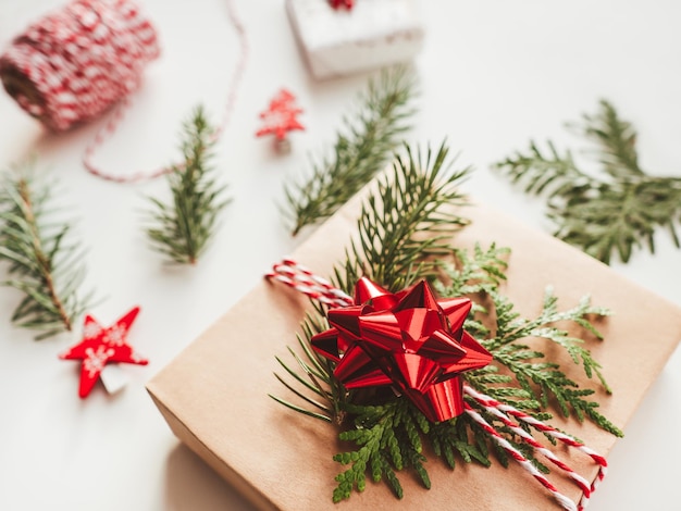 Weihnachtsgeschenke in Handwerkspapier gewickelt mit Tannenzweigen Dekorationen auf Neujahrsgeschenken