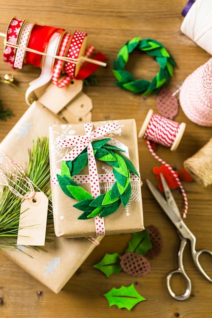 Weihnachtsgeschenke in recyceltem braunem Papier im Vintage-Stil zu Hause verpacken.