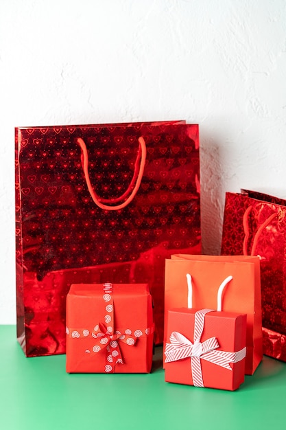 Weihnachtsgeschenke in schönen Schachteln und Paketen, Seitenansicht. Foto in hoher Qualität