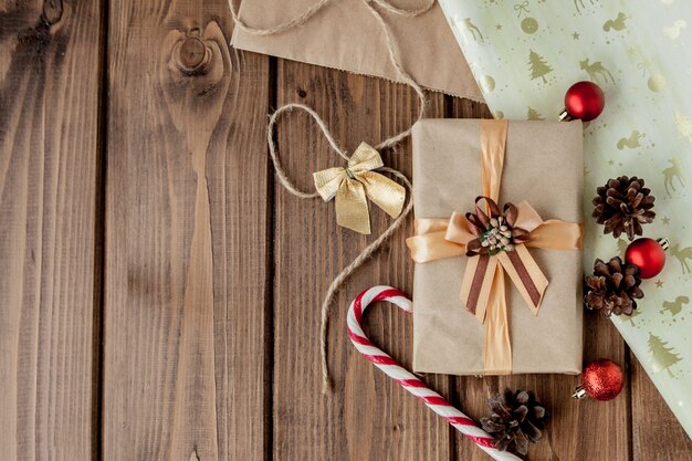 Weihnachtsgeschenke mit Band auf dunklem hölzernem Hintergrund in der Weinleseart